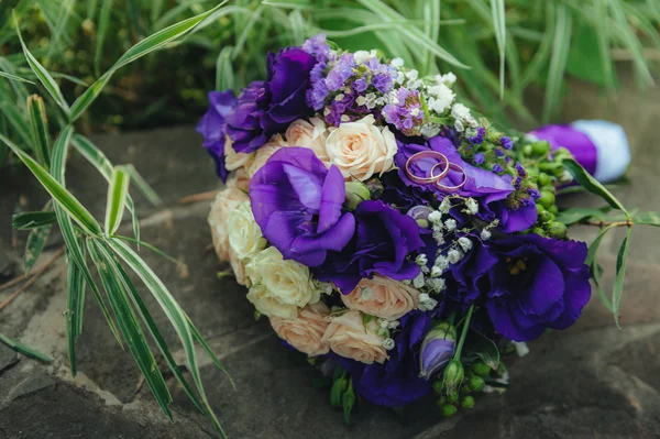 Wedding bouquet with golden rings — Stock Photo, Image