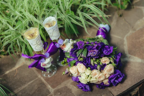 Wedding bouquet with rings and champagne — Stock Photo, Image