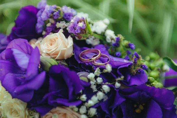 Wedding bouquet with golden rings — Stock Photo, Image