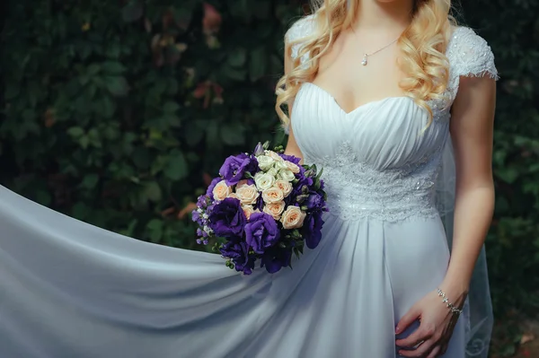 Noiva jovem com buquê de flores — Fotografia de Stock
