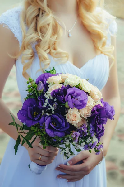 Young bride  with flower bouquet — Stock Photo, Image
