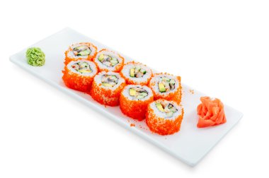 Japon deniz ürünleri suşisi, beyaz arka planda yuvarlan.