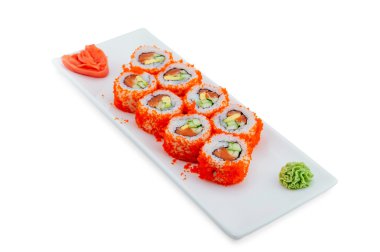 Japon deniz ürünleri suşisi, beyaz arka planda yuvarlan.