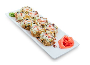 Japon deniz ürünleri suşisi, beyaz arka planda yuvarlan.