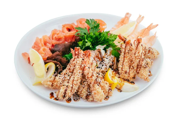 Salade de fruits de mer saine et savoureuse avec des crevettes sur fond blanc dans le menu du restaurant. concept de manger — Photo