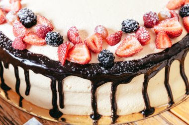 çilek ile dekore kek