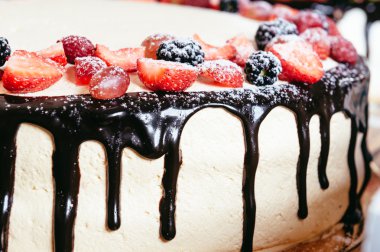 çilek ile dekore kek