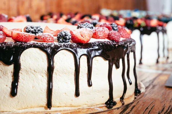 Cake decorated with strawberries — Stock Photo, Image