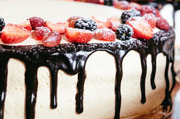 Торт украшен клубникой
