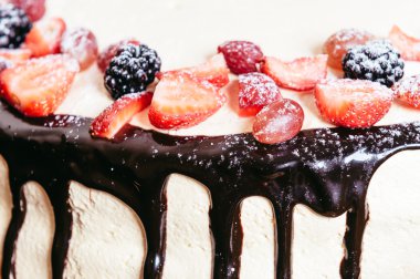 çilek ile dekore kek