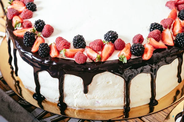 Cake decorated with strawberries — Stock Photo, Image