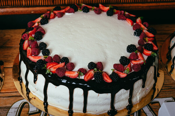 Торт украшен клубникой
