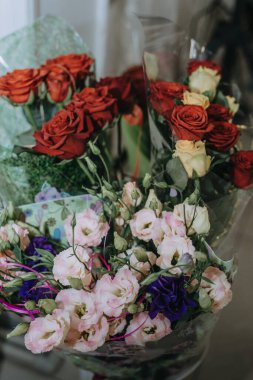 Güzel renkli karışık çiçek buketi durgun hayat