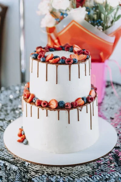 Bolo de chocolate com chantilly e bagas frescas. Fecha. Bolo de esponja com morangos e creme de baunilha. — Fotografia de Stock