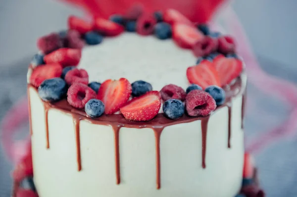 Chocolate cake with whipped cream and fresh berries. Close up. Sponge cake with strawberries and vanilla cream. — Stock Photo, Image