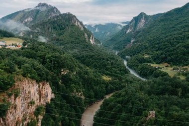 Tara River, kuzey Karadağ 'daki köprünün manzarası. Tara nehri kanyonu, Avrupa 'nın en derin kanyonu, dünyanın ikinci kanyonu. Karadağ Devleti