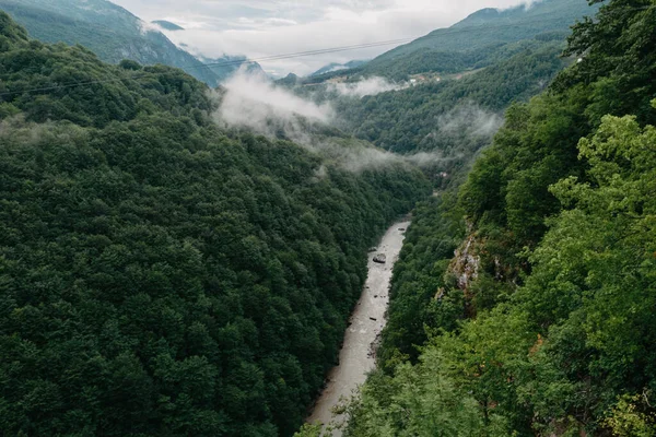 Річка Тара, вид з мосту, Північна Чорногорія. Каньйон річки Тари, найглибший каньйон Європи, другий у світі. Держава Чорногорія — стокове фото