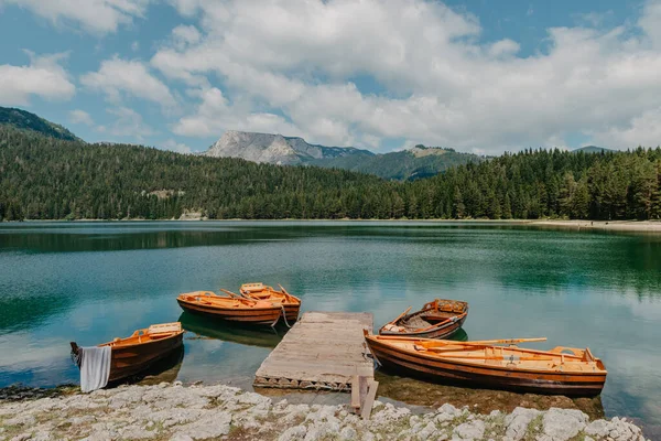 Barcos en el Lago Negro Crno jezero, norte de Montenegro. Es un lago glacial en el Monte Durmitor, a una altitud de 1.416 m. Lago Negro en el parque nacional de Durmitor en Montenegro, Europa. Mundo de belleza. — Foto de Stock