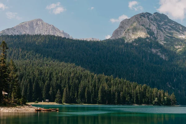 Lago Negro Crno jezero, norte de Montenegro. Es un lago glacial en el Monte Durmitor, a una altitud de 1.416 m. Lago Negro en el parque nacional de Durmitor en Montenegro, Europa. Mundo de belleza. — Foto de Stock