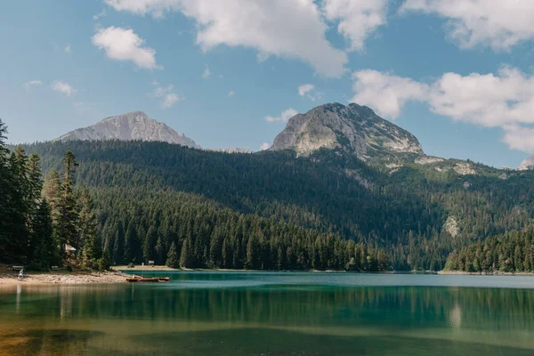 Lago Negro Crno jezero, norte de Montenegro. Es un lago glacial en el Monte Durmitor, a una altitud de 1.416 m. Lago Negro en el parque nacional de Durmitor en Montenegro, Europa. Mundo de belleza. —  Fotos de Stock