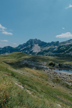 Durmitor dağları, Ulusal Park, Akdeniz, Karadağ, Balkanlar ve Avrupa 'da günbatımı manzarası. Sedlo Geçidi 'nden parlak yaz manzarası. Instagram fotoğrafı. Dağlardaki evin yanındaki yol..