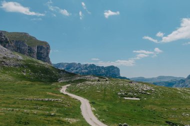 Durmitor dağları, Ulusal Park, Akdeniz, Karadağ, Balkanlar ve Avrupa 'da günbatımı manzarası. Sedlo Geçidi 'nden parlak yaz manzarası. Instagram fotoğrafı. Dağlardaki evin yanındaki yol..