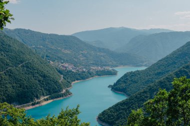 Onun fantastik rezervuar ile ünlü Piva Kanyon. Milli Parkı Karadağ ve Bosna ve Hersek, Balkanlar, Europe. Güzellik dünya.