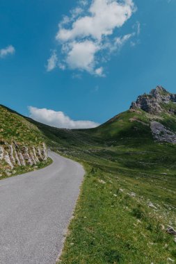 Durmitor dağları, Ulusal Park, Akdeniz, Karadağ, Balkanlar ve Avrupa 'da günbatımı manzarası. Sedlo Geçidi 'nden parlak yaz manzarası. Instagram fotoğrafı. Dağlardaki evin yanındaki yol.