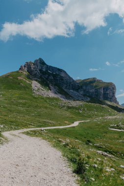 Durmitor dağları, Ulusal Park, Akdeniz, Karadağ, Balkanlar ve Avrupa 'da günbatımı manzarası. Sedlo Geçidi 'nden parlak yaz manzarası. Instagram fotoğrafı. Dağlardaki evin yanındaki yol.
