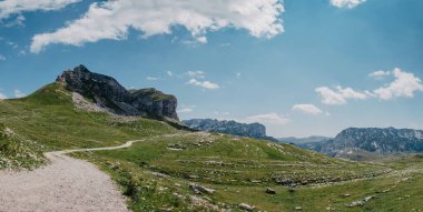 Durmitor dağları, Ulusal Park, Akdeniz, Karadağ, Balkanlar ve Avrupa 'da günbatımı manzarası. Sedlo Geçidi 'nden parlak yaz manzarası. Instagram fotoğrafı. Dağlardaki evin yanındaki yol.