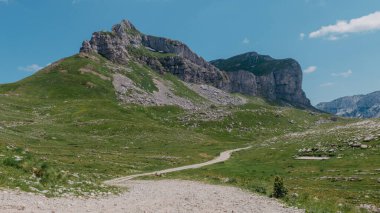 Durmitor dağları, Ulusal Park, Akdeniz, Karadağ, Balkanlar ve Avrupa 'da günbatımı manzarası. Sedlo Geçidi 'nden parlak yaz manzarası. Instagram fotoğrafı. Dağlardaki evin yanındaki yol.
