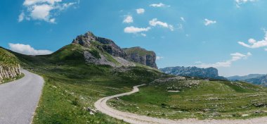 Durmitor dağları, Ulusal Park, Akdeniz, Karadağ, Balkanlar ve Avrupa 'da günbatımı manzarası. Sedlo Geçidi 'nden parlak yaz manzarası. Instagram fotoğrafı. Dağlardaki evin yanındaki yol.