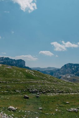Durmitor dağları, Ulusal Park, Akdeniz, Karadağ, Balkanlar ve Avrupa 'da günbatımı manzarası. Sedlo Geçidi 'nden parlak yaz manzarası. Instagram fotoğrafı. Dağlardaki evin yanındaki yol.