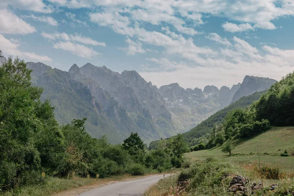 グレバジェ渓谷の正確な山々の景色 プロクレチェ Prokletije アルバニア北部からコソボ モンテネグロ東部にかけて広がるバルカン半島の山脈である — ストック写真