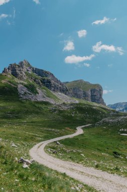 Durmitor dağları, Ulusal Park, Akdeniz, Karadağ, Balkanlar ve Avrupa 'da günbatımı manzarası. Sedlo Geçidi 'nden parlak yaz manzarası. Instagram fotoğrafı. Dağlardaki evin yanındaki yol.