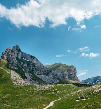 Durmitor dağları, Ulusal Park, Akdeniz, Karadağ, Balkanlar ve Avrupa 'da günbatımı manzarası. Sedlo Geçidi 'nden parlak yaz manzarası. Instagram fotoğrafı. Dağlardaki evin yanındaki yol.