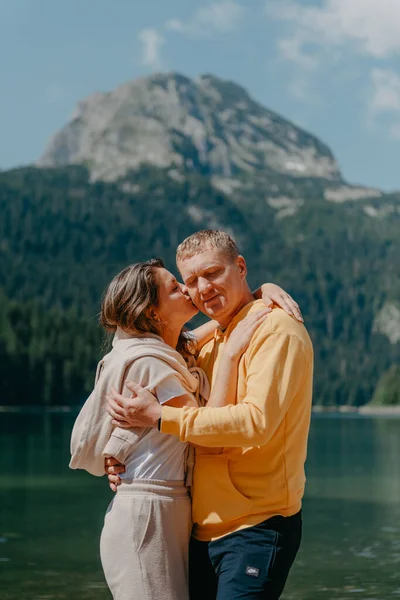 Couple Étreignant Sur Rivage Une Belle Montagne Lac Câlins Doux — Photo