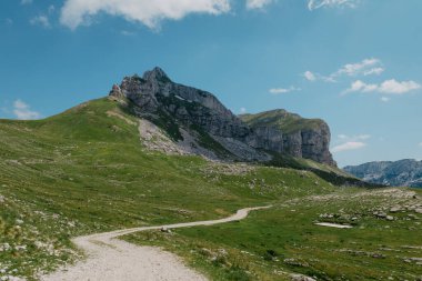 Durmitor dağları, Ulusal Park, Akdeniz, Karadağ, Balkanlar ve Avrupa 'nın muhteşem manzarası. Sedlo Geçidi 'nden parlak yaz manzarası. Dağlardaki evin yanındaki yol..