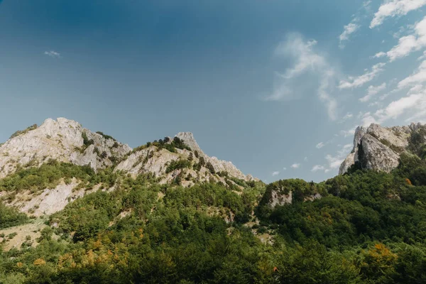 Widok na przeklęte góry w dolinie Grebaje. Prokletije, znane również jako Alpy Albańskie i Przeklęte Góry, jest pasmem górskim na Półwyspie Bałkańskim, rozciągającym się od północy — Zdjęcie stockowe