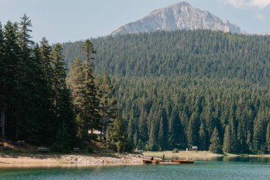 Kara Göl Crno Jezero, Kuzey Karadağ. Avrupa 'nın başkenti Karadağ' ın Durmitor kentinde yer alan Durmitor Milli Parkı 'nda 1416 metre irtifada yer alan bir buzul gölü. Güzellik dünyası.