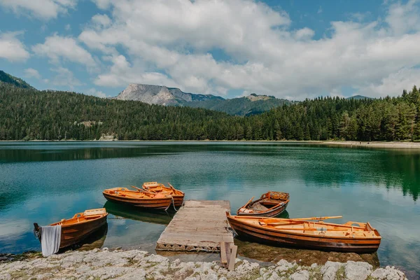Barcos en el Lago Negro Crno jezero, norte de Montenegro. Es un lago glacial en el Monte Durmitor, a una altitud de 1.416 m. Lago Negro en el parque nacional de Durmitor en Montenegro, Europa. Mundo de belleza. — Foto de Stock