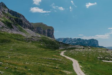 Durmitor dağları, Ulusal Park, Akdeniz, Karadağ, Balkanlar ve Avrupa 'da günbatımı manzarası. Sedlo Geçidi 'nden parlak yaz manzarası. Instagram fotoğrafı. Dağlardaki evin yanındaki yol.