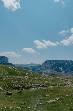 Durmitor dağları, Ulusal Park, Akdeniz, Karadağ, Balkanlar ve Avrupa 'da günbatımı manzarası. Sedlo Geçidi 'nden parlak yaz manzarası. Instagram fotoğrafı. Dağlardaki evin yanındaki yol.