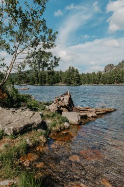 Karadağ 'ın Prokletije kentindeki Hridsko Gölü' nün muhteşem manzarası. Hrid Gölü Karadağ 'ın en yüksek dağı