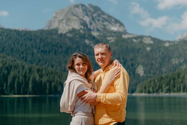 Couple Hugging Shore Beautiful Beautiful Mountains Lake Gentle Hugs Kiss — Stock Photo, Image