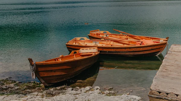 Bateau Attaché Une Jetée Bois Sur Lac Dans Soirée Coucher — Photo