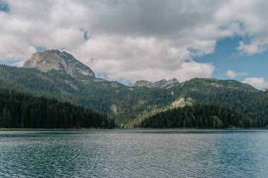 Kara Göl Crno Jezero, Kuzey Karadağ. Avrupa 'nın başkenti Karadağ' ın Durmitor kentinde yer alan Durmitor Milli Parkı 'nda 1416 metre irtifada yer alan bir buzul gölü. Güzellik dünyası.