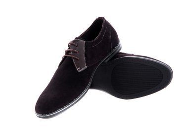 Siyah rugan erkek ayakkabıları beyaz bir arka plana dayanır. Erkek moda beyaz ayakkabılarla. Siyah beyaz arka plan üzerinde izole ayakkabı mans.