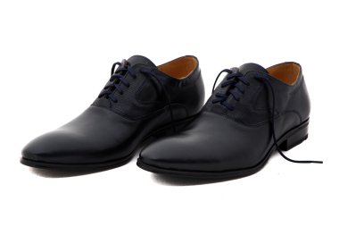 Siyah rugan erkek ayakkabıları beyaz bir arka plana dayanır. Erkek moda beyaz ayakkabılarla. Siyah beyaz arka plan üzerinde izole ayakkabı mans.