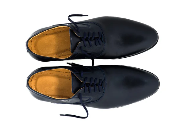 Negro zapatos de charol de los hombres contra fondo blanco. Moda masculina con zapatos en blanco. Los zapatos negros mans aislados sobre fondo blanco . — Foto de Stock